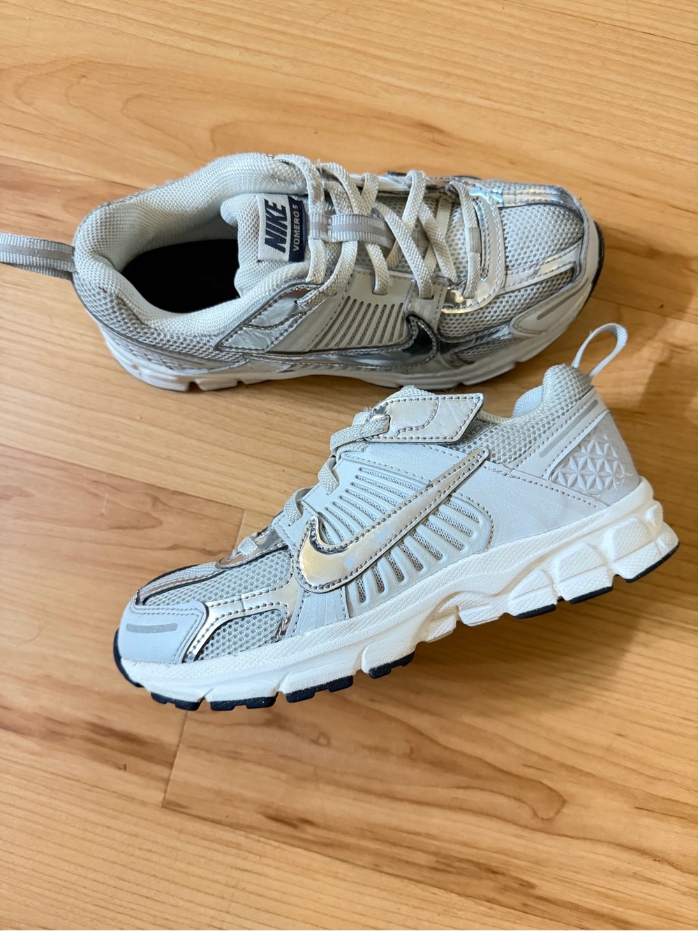 Nike Kids White and Reflective Silver Vomero 5 Sneakers Size 2.5Y